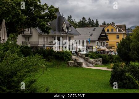 Bled, Slovenia - 11 settembre 2017: Vista dell'Art Cafe a Bled in un giorno piovoso Foto Stock