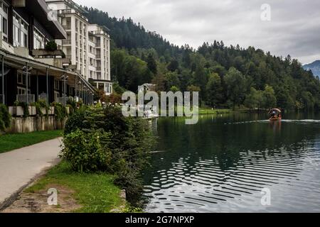 Bled, Slovenia - 11 settembre 2017: Vista di una barca sul lago in una giornata di pioggia Foto Stock