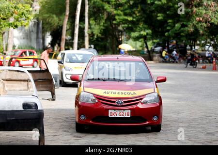salvador, bahia, brasile - 26 luglio 2018: Veicolo scolastico durante la formazione del conducente per il test della patente di guida nella città di Salvador. *** CA. Locale Foto Stock