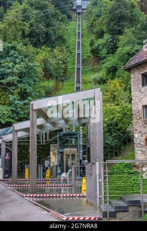 Lubiana, Slovenia - 11 settembre 2017: Vista della funicolare per il Castello di Lubiana in un giorno di pioggia Foto Stock