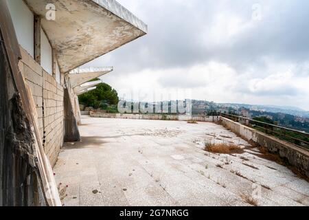 Villa abbandonata in Libano con vista mozzafiato e scala Foto Stock