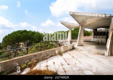 Villa abbandonata in Libano con vista mozzafiato e scala Foto Stock