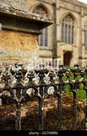 Cimitero della Santa Trinity Collegiate Church, Tattersall, Lincolnshire, Regno Unito, ospita centinaia di pipistrelli di varie specie. Foto Stock