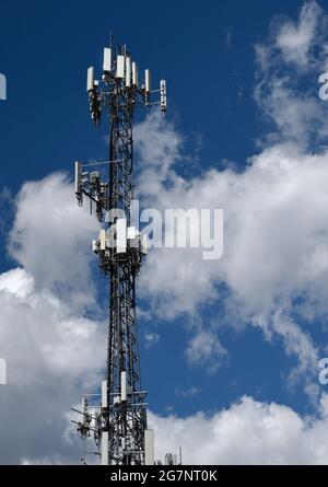 Una torre di telefoni cellulari nel centro di Santa Fe, New Mexico. Foto Stock