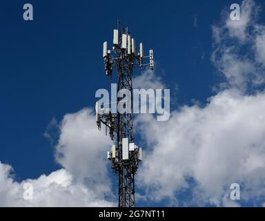 Una torre di telefoni cellulari nel centro di Santa Fe, New Mexico. Foto Stock