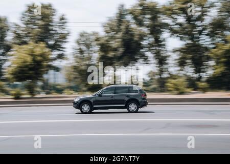Ucraina, Kiev - 27 giugno 2021: Volkswagen nero Touareg auto in movimento per la strada. Editoriale Foto Stock