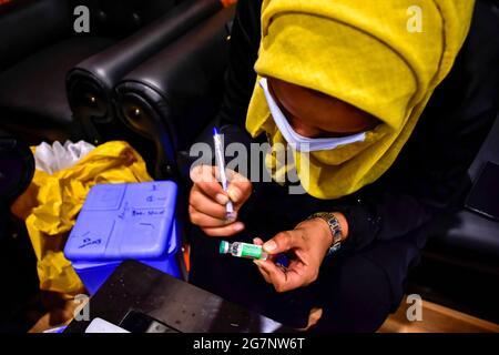 Srinagar, India. 15 luglio 2021. Un operatore sanitario visto con un flaconcino di vaccino di Covisield Coronavirus durante la vaccinazione drive. Il ritmo delle vaccinazioni giornaliere in tutta l'India ha iniziato di nuovo a rallentare. Il paese ha iniziato l'ultima fase della sua guida di inoculazione in cui il Centro fornisce gratuitamente colpi a tutti gli stati. Credit: SOPA Images Limited/Alamy Live News Foto Stock