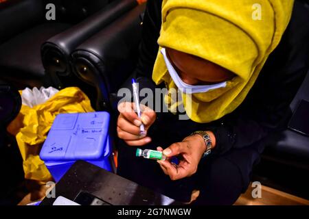 Srinagar, India. 15 luglio 2021. Un operatore sanitario visto con un flaconcino di vaccino di Covisield Coronavirus durante la vaccinazione drive. Il ritmo delle vaccinazioni giornaliere in tutta l'India ha iniziato di nuovo a rallentare. Il paese ha iniziato l'ultima fase della sua guida di inoculazione in cui il Centro fornisce gratuitamente colpi a tutti gli stati. (Foto di Saqib Majeed/SOPA Images/Sipa USA) Credit: Sipa USA/Alamy Live News Foto Stock