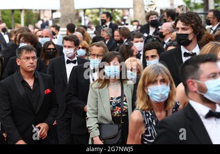 Cannes, Francia. 15 luglio 2021. Le folle arrivano alla prima francese, che si tiene al Palais des Festival. Parte del 74a Festival del Cinema di Cannes. Credit: Doug Peters/Alamy Live News Foto Stock