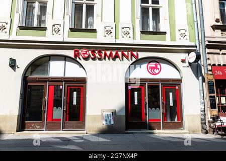 Cracovia, Polonia - 28 agosto 2018: Negozio di droga Rossmann nella città di Cracovia, Polonia Foto Stock