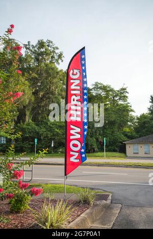 Ora Firing segno e Banner esposti in un ristorante fast food nel Nord della Florida Centrale. Foto Stock