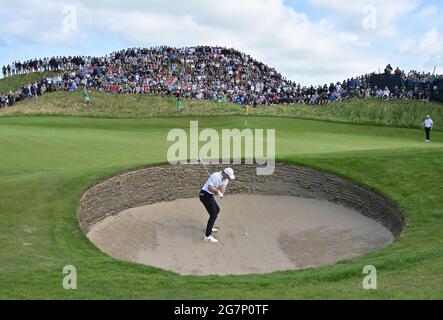 Sandwich, Regno Unito. 15 luglio 2021. Rory Mcllroy esce dal bunker sul sesto green il primo giorno dell'Open Golf Championship al Royal St George's di Sandwich, Kent, giovedì 15 luglio 2021. Foto di Hugo Philpott/UPI Credit: UPI/Alamy Live News Foto Stock