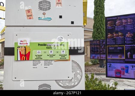 Columbia County, GA USA - 07 11 21: McDonalds drive thru speaker e segno - Columbia Road Foto Stock