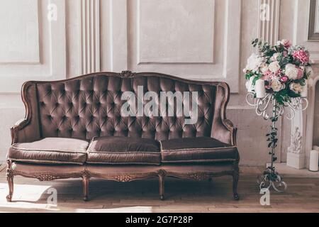 Caffè romantico del mattino servito a letto con mazzo di rose beige in  stile shabby chic interni, romantica colazione di bed o caffè Foto stock -  Alamy