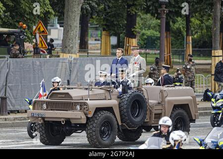 Parigi, Francia. 14 luglio 2021. Il presidente francese Emmanuel Macron arriva con il capo di stato maggiore delle forze armate, il generale François Lecointre Foto Stock