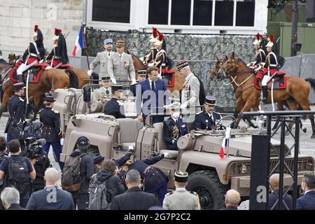 Parigi, Francia. 14 luglio 2021. Il presidente francese Emmanuel Macron arriva con il capo di stato maggiore delle forze armate, il generale François Lecointre Foto Stock