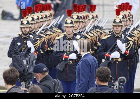 Parigi, Francia. 14 luglio 2021. Il presidente francese Emmanuel Macron esamina le truppe durante la parata militare del giorno della Bastiglia il 14 luglio a Parigi. Foto Stock