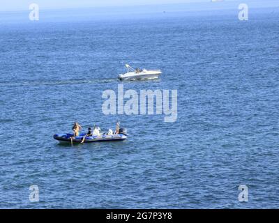 Estoril, Lisboa Portogallo. 15 luglio 2021. (INT) Vista sul mare tra Sao Pedro e Sao Joao do Estoril, a Cascais. 15 luglio 2021, Cascais, Portogallo: Vista mare tra Sao Pedro e Sao Joao do Estoril, nel distretto di Cascais, regione metropolitana di Lisbona, il Giovedi (15) durante l'estate europea. Credit: Edson de Souza/TheNews2 Credit: Edson De Souza/TheNEWS2/ZUMA Wire/Alamy Live News Foto Stock