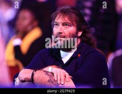 File photo datato 23-12-2015 del giocatore di freccette Andy Fordham guarda nella folla durante il settimo giorno del William Hill PDC World Championship ad Alexandra Palace, Londra. Data di emissione: Giovedì 15 luglio 2021. Foto Stock