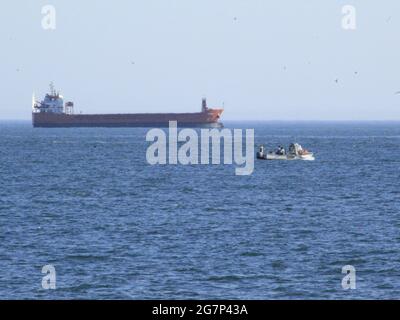 Estoril, Lisboa Portogallo. 15 luglio 2021. (INT) Vista sul mare tra Sao Pedro e Sao Joao do Estoril, a Cascais. 15 luglio 2021, Cascais, Portogallo: Vista mare tra Sao Pedro e Sao Joao do Estoril, nel distretto di Cascais, regione metropolitana di Lisbona, il Giovedi (15) durante l'estate europea. Credit: Edson de Souza/TheNews2 Credit: Edson De Souza/TheNEWS2/ZUMA Wire/Alamy Live News Foto Stock