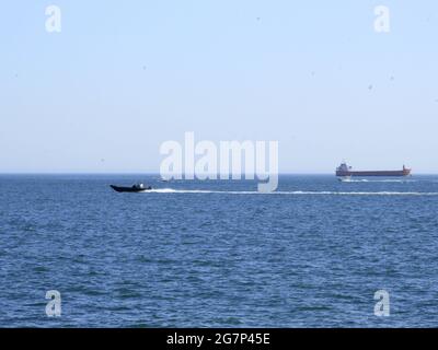 Estoril, Lisboa Portogallo. 15 luglio 2021. (INT) Vista sul mare tra Sao Pedro e Sao Joao do Estoril, a Cascais. 15 luglio 2021, Cascais, Portogallo: Vista mare tra Sao Pedro e Sao Joao do Estoril, nel distretto di Cascais, regione metropolitana di Lisbona, il Giovedi (15) durante l'estate europea. Credit: Edson de Souza/TheNews2 Credit: Edson De Souza/TheNEWS2/ZUMA Wire/Alamy Live News Foto Stock