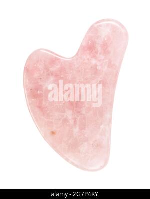 raschietto per massaggio tradizionale cinese viso gua sha fatto di pietra di quarzo rosa naturale isolato su sfondo bianco Foto Stock