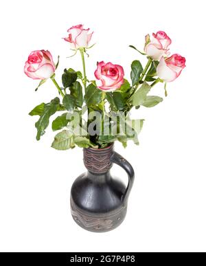 rose bianche rosa fresche in caraffa di ceramica isolata su sfondo bianco Foto Stock