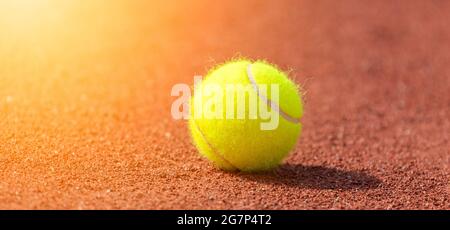 Palla da tennis su un campo da tennis in terra battuta. Concetto sportivo professionale Foto Stock