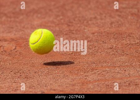 Palla da tennis su un campo da tennis in terra battuta. Concetto sportivo professionale Foto Stock