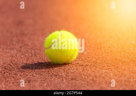 Palla da tennis su un campo da tennis in terra battuta. Concetto sportivo professionale Foto Stock