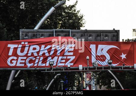 Ankara, Turchia. 15 luglio 2021. Un grande banner è appeso durante un rally che segna il quinto anniversario del fallito colpo di stato del 15 luglio 2016 ad Ankara, Turchia, giovedì 15 luglio 2021. (Foto di Altan Gocher/GochreImagery/Sipa USA) Credit: Sipa USA/Alamy Live News Foto Stock