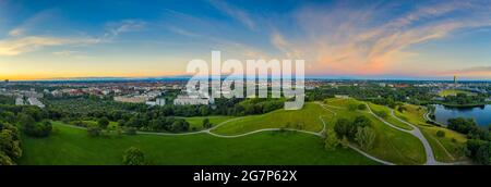 Splendida vista sulla capitale bavarese Monaco di Baviera in Germania da un giorno estivo all'Olympiapark il 6 giugno 2020. Foto Stock