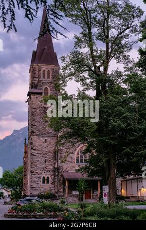 Chiesa cattolica di pietra - bellissimo tramonto a Interlaken, Svizzera - Alpi svizzere Foto Stock