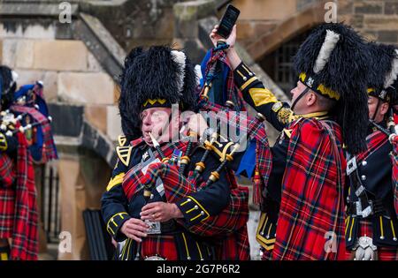 Royal Scots Dragoon Guards banda militare di cornamusa indossare kilt tuning cornamuse al Castello di Edimburgo in preparazione per una cerimonia, Scozia, Regno Unito Foto Stock