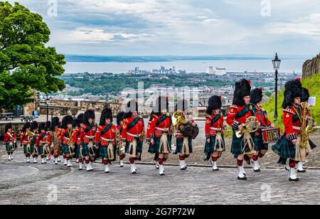 Reggimento militare scozzese banda di ottone in uniformi kilt che marciano al Castello di Edimburgo per una cerimonia, Scozia, Regno Unito Foto Stock