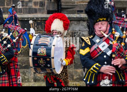 Royal Scots Guards, cornamuse militari e batterista in uniformi da kilt al Castello di Edimburgo, suonando strumenti in una cerimonia, Scozia, Regno Unito Foto Stock