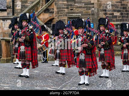 Royal Scots Guards militari pipers che giocano cornamuse in chilt uniformi al Castello di Edimburgo in una cerimonia militare, Scozia, Regno Unito Foto Stock