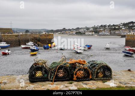 Pentole di aragosta sulla banchina nel porto sul Monte St Michaels a bassa marea da prendere per essere utilizzati nella baia di Mounts al largo di Marazion vicino Penzion in Cornwa Foto Stock