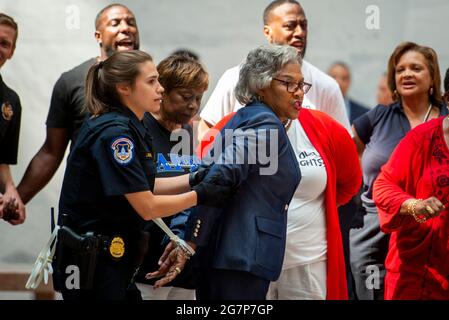 Washington, DC, USA, 15 luglio 2021: Il rappresentante degli Stati Uniti Joyce Beatty (democratico dell'Ohio), presidente del Congresso Black Caucus (CBC), viene arrestato insieme ad altri attivisti per i diritti di voto durante una protesta per i diritti di voto, nell'atrio dell'edificio dell'ufficio del Senato Hart a Washington, DC, giovedì 15 luglio 2021 credito: Rod Lamkey/CNP /MediaPunch Credit: MediaPunch Inc/Alamy Live News Foto Stock