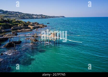 Vista aerea di un brunfinishedidge incompiuto o di un molo sul mare in estate Foto Stock