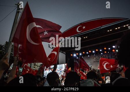 Ankara, Turchia. 15 luglio 2021. La gente ondeggia bandiere nazionali turche durante un raduno che segna il quinto anniversario del 2016 luglio 15, il fallito tentativo di colpo di stato ad Ankara, Turchia, giovedì 15 luglio 2021. (Foto di Altan Gocher/GochreImagery/Sipa USA) Credit: Sipa USA/Alamy Live News Foto Stock