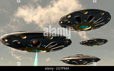 Flying Saucers - UN fascio di plasma spara giù attraverso le nuvole da uno di un convoglio di piattini volanti. Foto Stock
