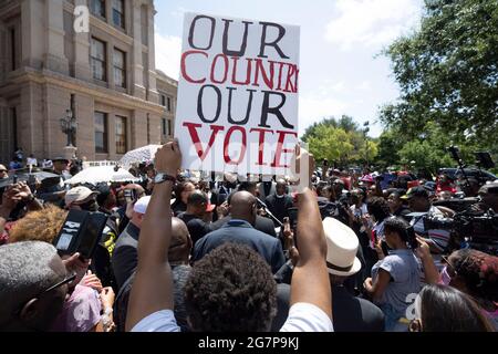 Austin, Texas, Stati Uniti. 15 luglio 2021. Le manifestazioni contro i legislatori repubblicani continuano al Campidoglio del Texas, giorni dopo che i legislatori democratici hanno lasciato il Texas per smettere di agire su ciò che dicono sono gli sforzi di soppressione sugli elettori di minoranza. Gruppi del clero nero, del NAACP e di altri gruppi di diritti di voto si radunano sulla scalinata sud e fanno pressione sul Campidoglio. Credit: Bob Daemmrich/ZUMA Wire/Alamy Live News Foto Stock