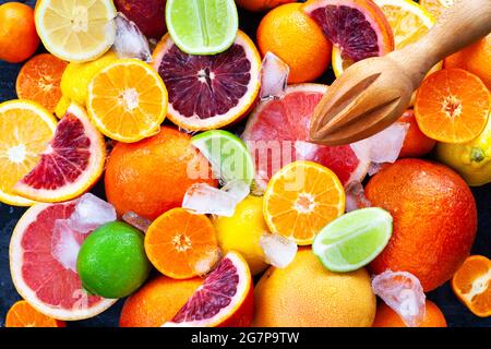 Primo piano di agrumi freschi e succosi - arance, mandarini, limoni e lime, vista dall'alto Foto Stock