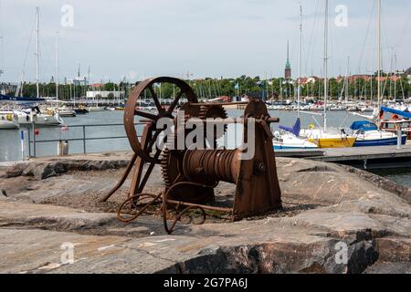 Vecchio verricello arrugginito nell'isola di Liuskasaari di Helsinki, Finlandia Foto Stock