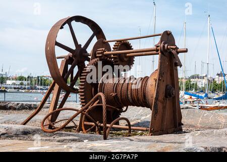 Vecchio verricello arrugginito sull'isola di Liuskasaari di fronte a Helsinki, Finlandia Foto Stock