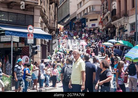 SAN PAOLO, BRASILE - 3 FEBBRAIO 2015: Strada affollata nel centro di San Paolo, Brasile Foto Stock