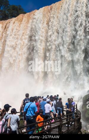 IGUAZU, ARGENTINA - 6 FEBBRAIO 2015: I turisti ammirano le cascate di Iguacu (Iguazu) su un confine tra Brasile e Argentina Foto Stock