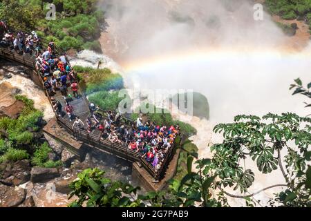 IGUAZU, ARGENTINA - 6 FEBBRAIO 2015: I turisti ammirano le cascate di Iguacu (Iguazu) su un confine tra Brasile e Argentina Foto Stock