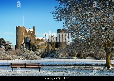 Un castello malahide coperto di neve al mattino presto. Malahide Castle, Contea di Dublino, Irlanda Foto Stock